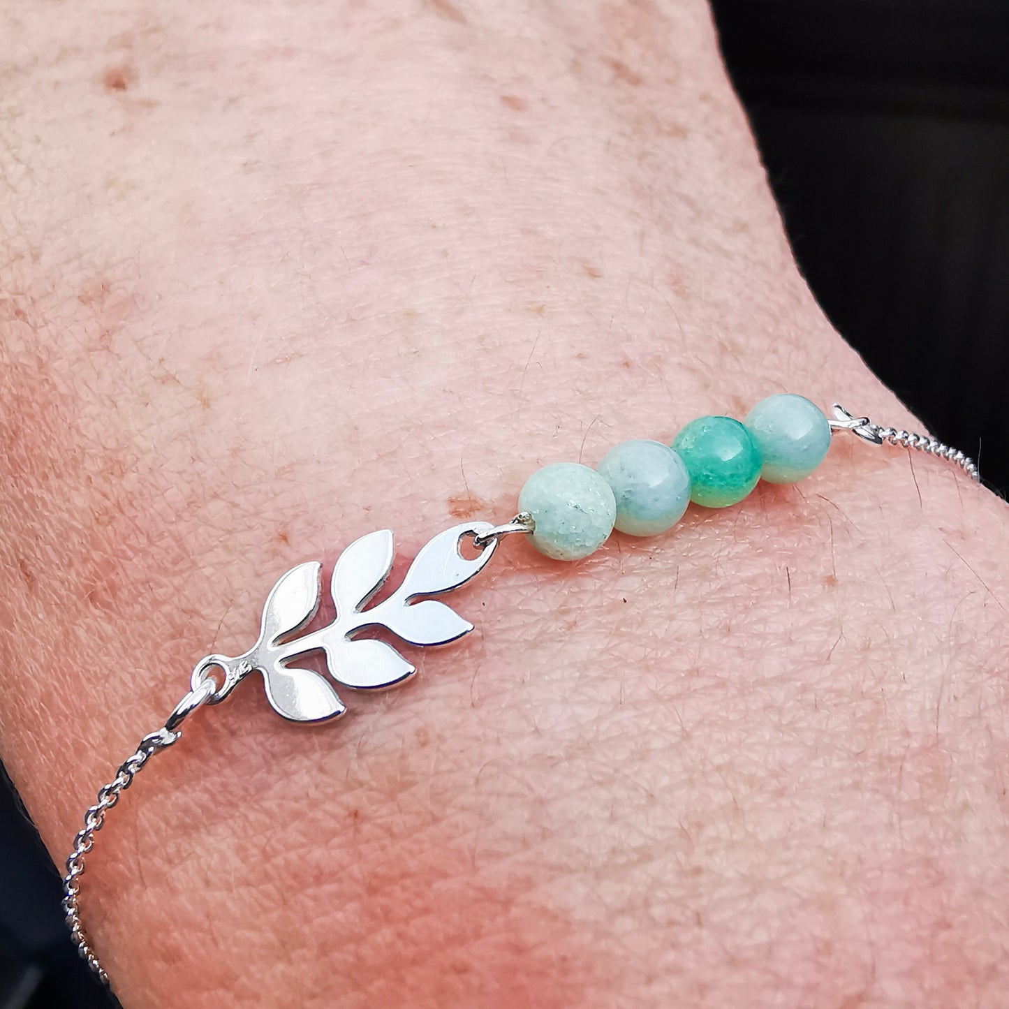 Armband met bedel en jade of barnsteen zilver