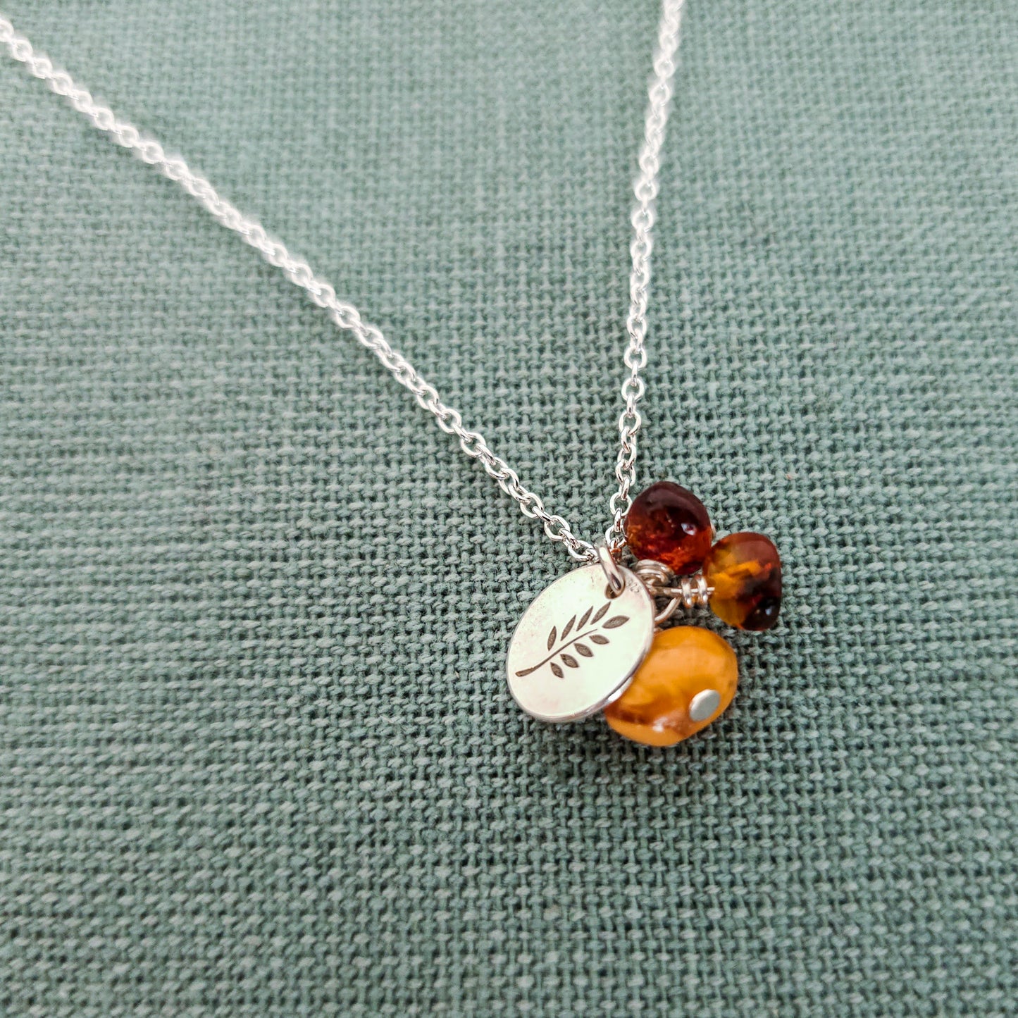 Ketting met bedel met jade of barnsteen zilver