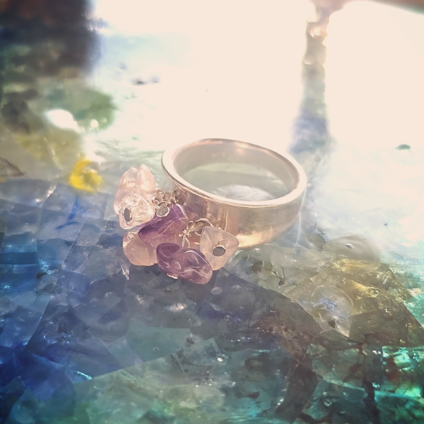 Brede zilveren ring met kristal en amethist