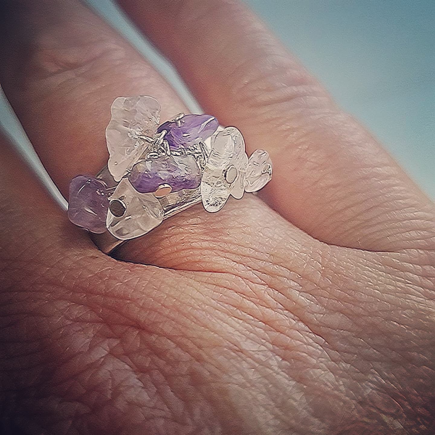 Brede zilveren ring met kristal en amethist