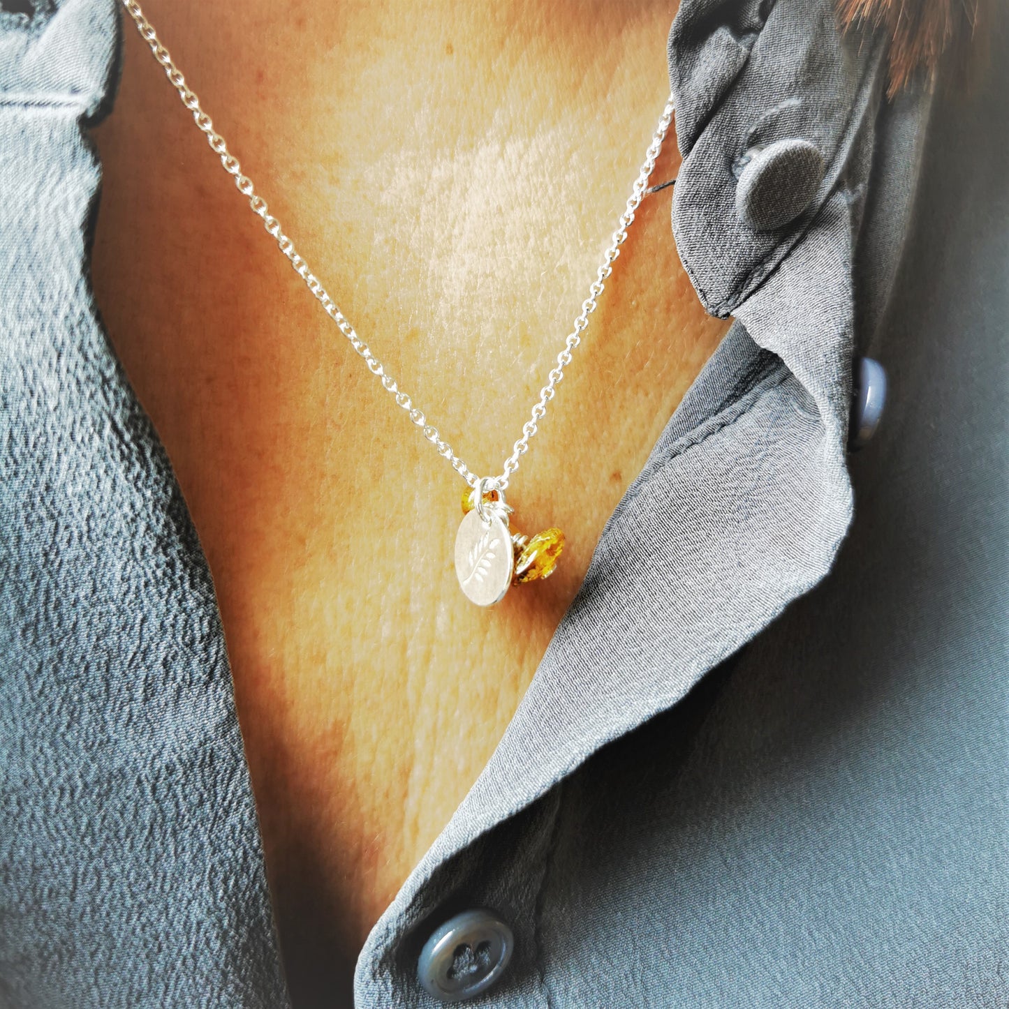 Ketting met bedel met jade of barnsteen zilver