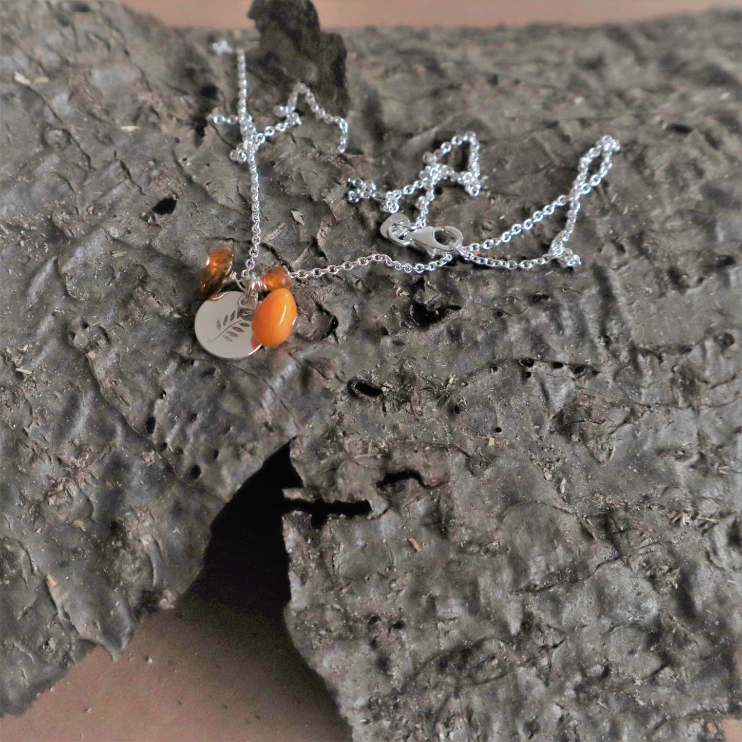 Ketting met bedel met jade of barnsteen zilver