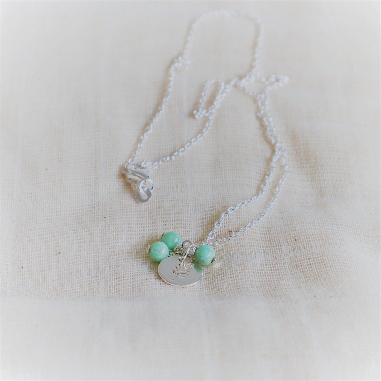 Ketting met bedel met jade of barnsteen zilver