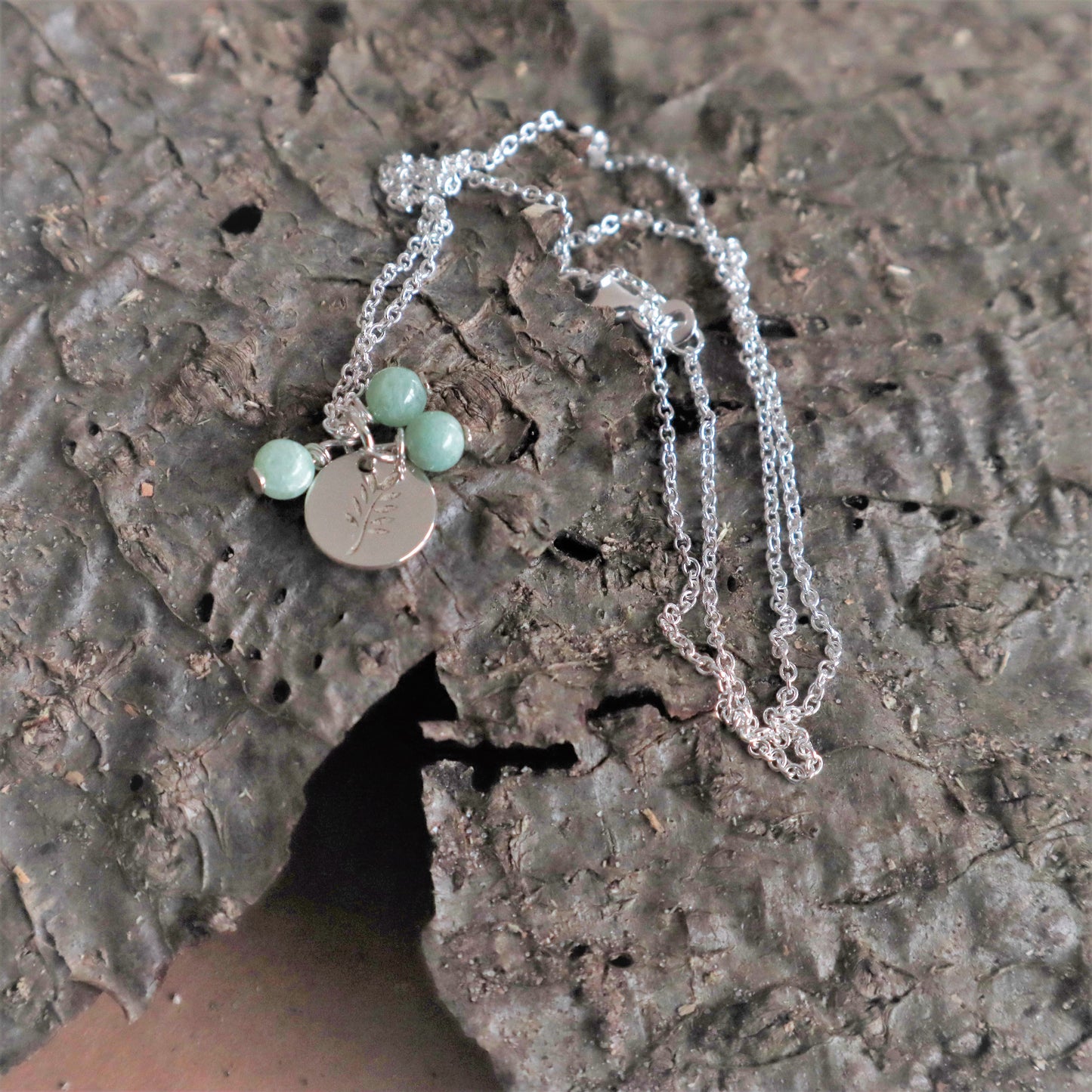 Ketting met bedel met jade of barnsteen zilver