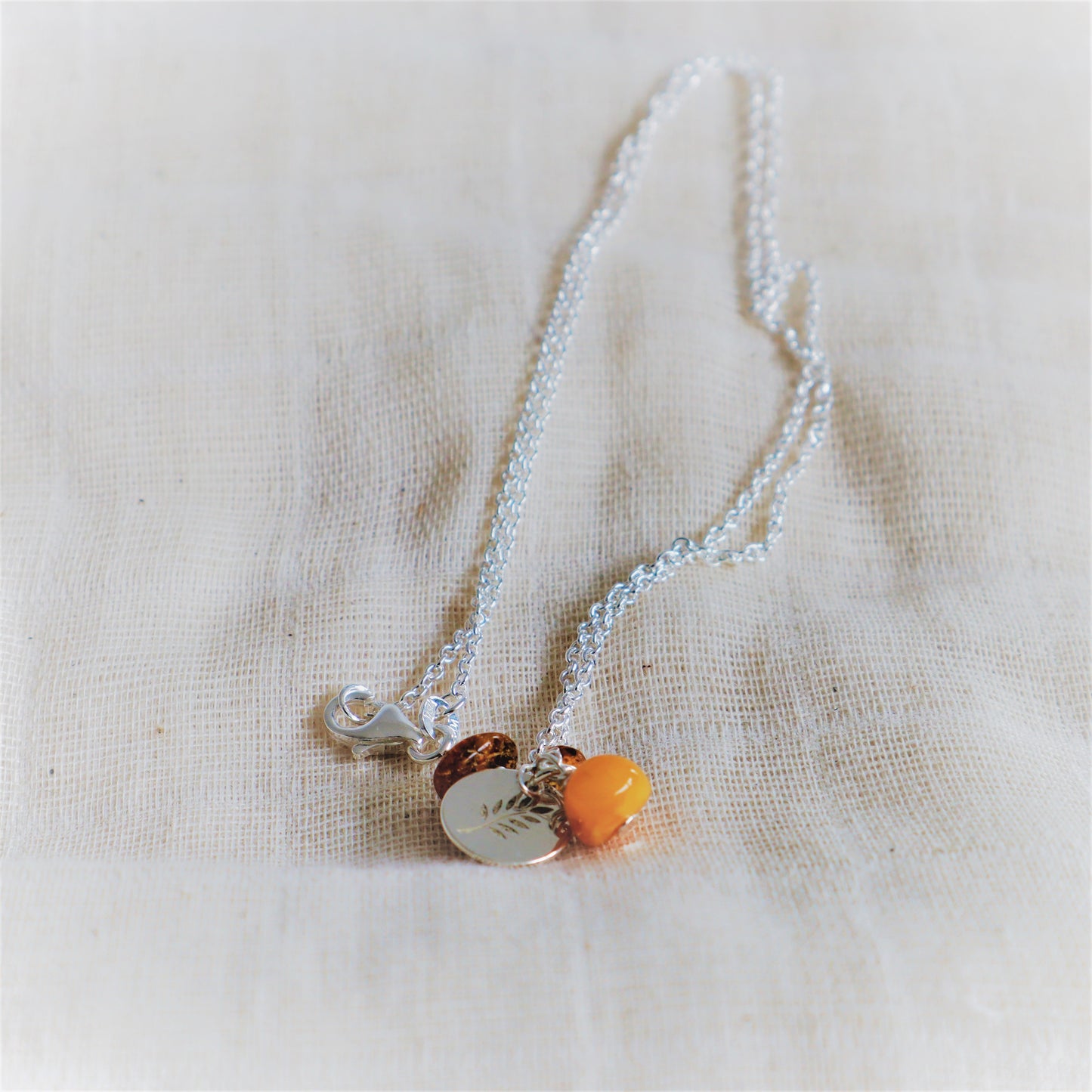 Ketting met bedel met jade of barnsteen zilver