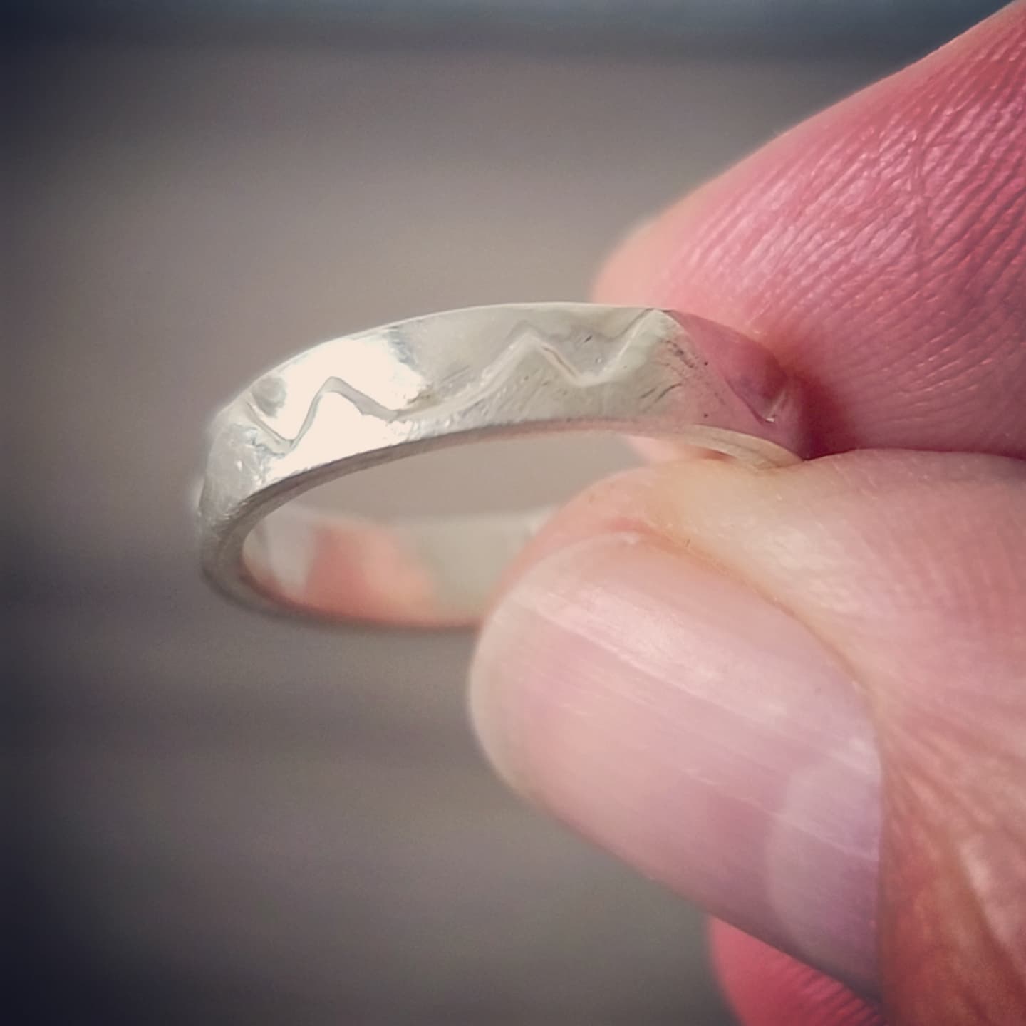 Zilveren ring met bergmotief