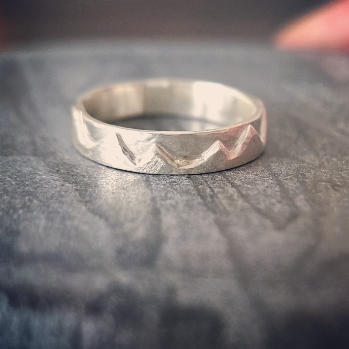 Zilveren ring met bergmotief