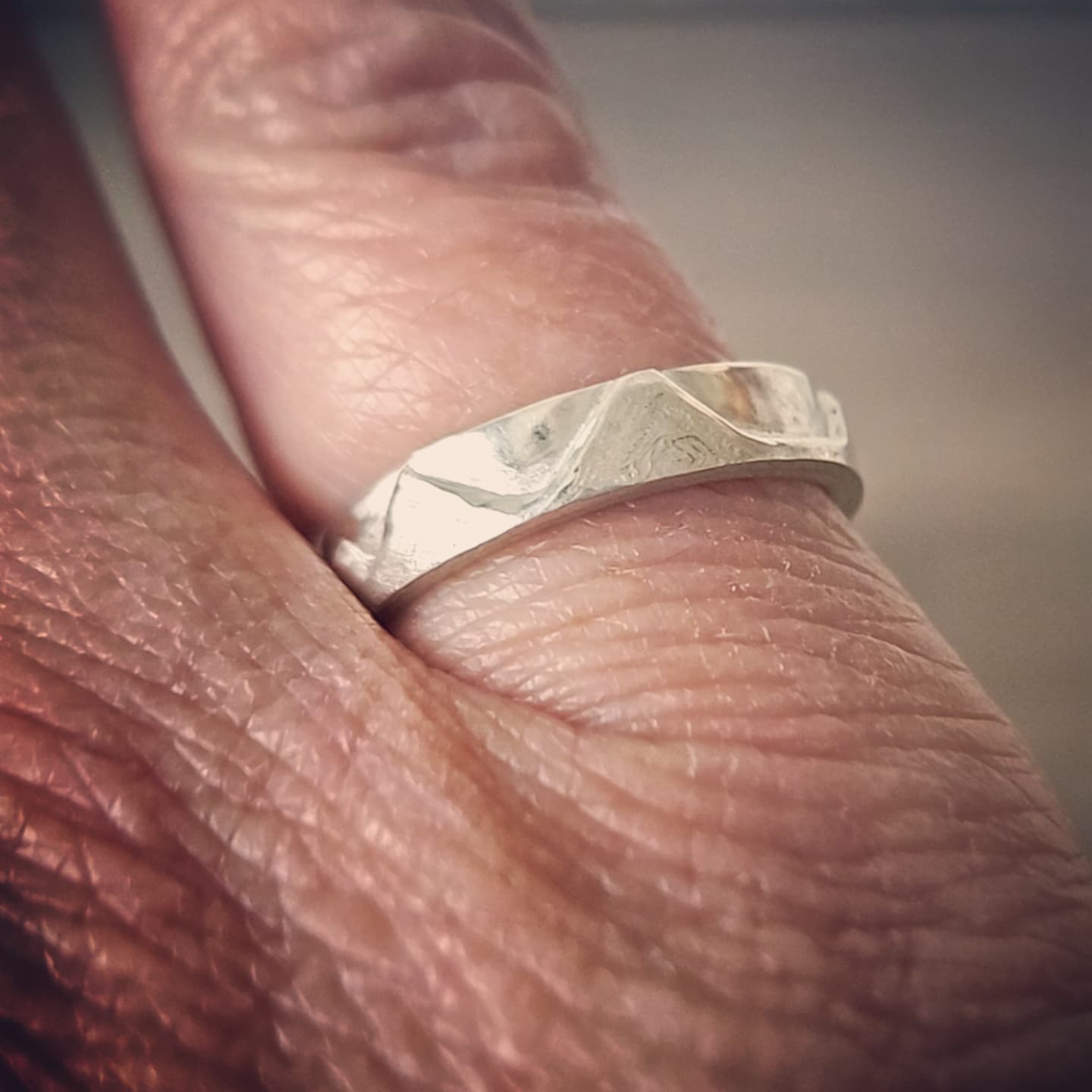 Zilveren ring met bergmotief